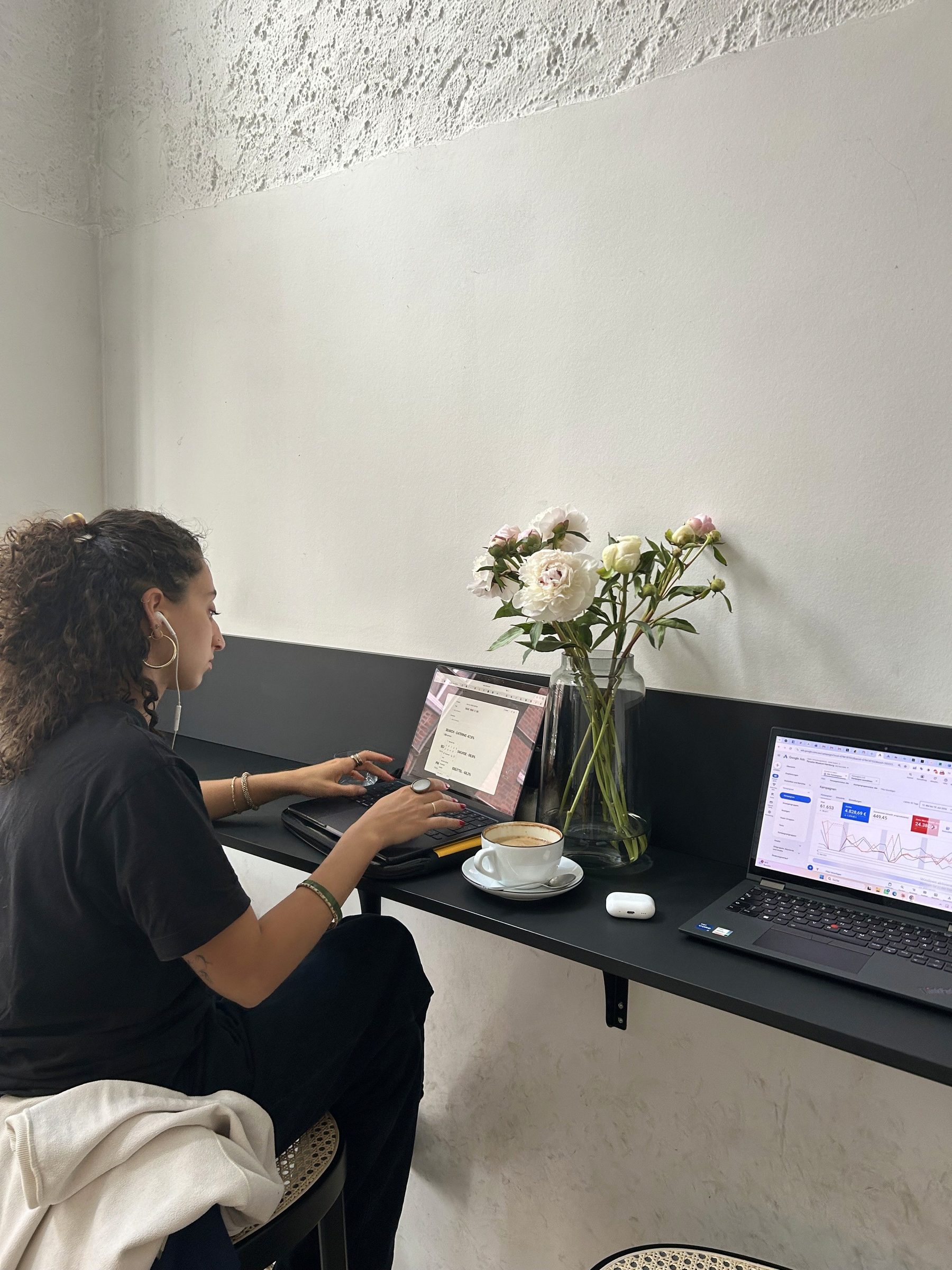 Mitarbeiterin von qrme arbeitet an zwei Laptops