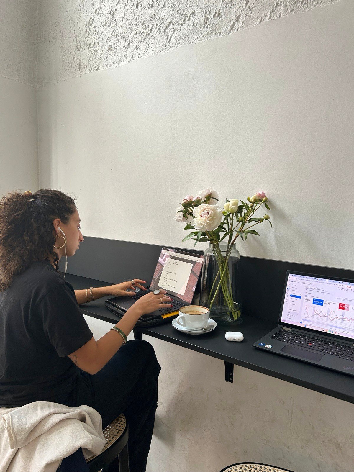 Google-Ads-Managerin von qrme wertet Kampagnen am Laptop aus