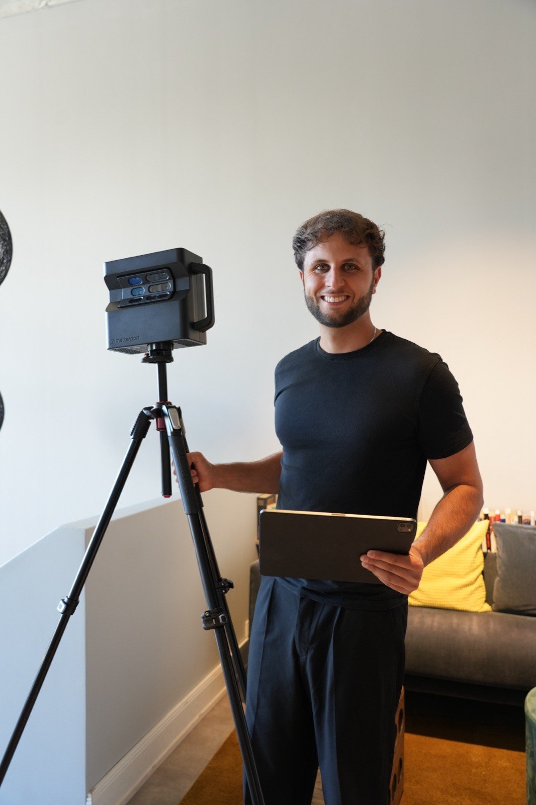 qrme-Mitarbeiter mit Matterport-Kamera für eine virtuelle 360-Grad-Tour