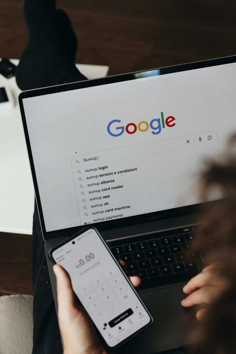 Google-Suche auf Laptop und Smartphone