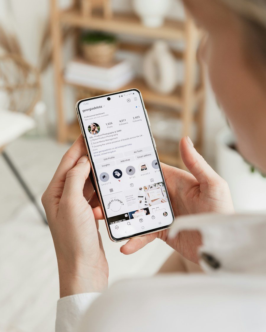 Hände halten ein Smartphone mit Instagram-Feed
